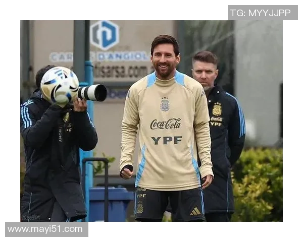 路边偶遇足球巨星瞬间 亲历明星与普通人亲密接触的难得时刻 路边偶遇足球巨星瞬间 亲历明星与普通人亲密接触的难得时刻